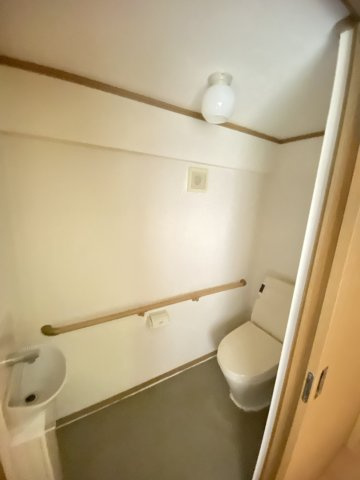 天花3丁目貸家のトイレ|ゆったりとした空間のトイレです