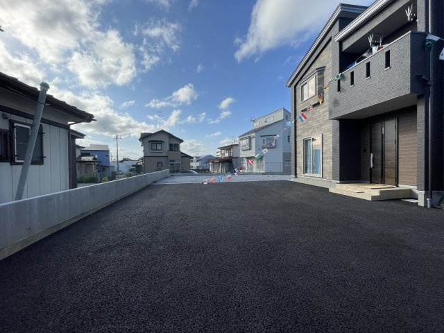 八戸市大字新井田字重地下の駐車場
