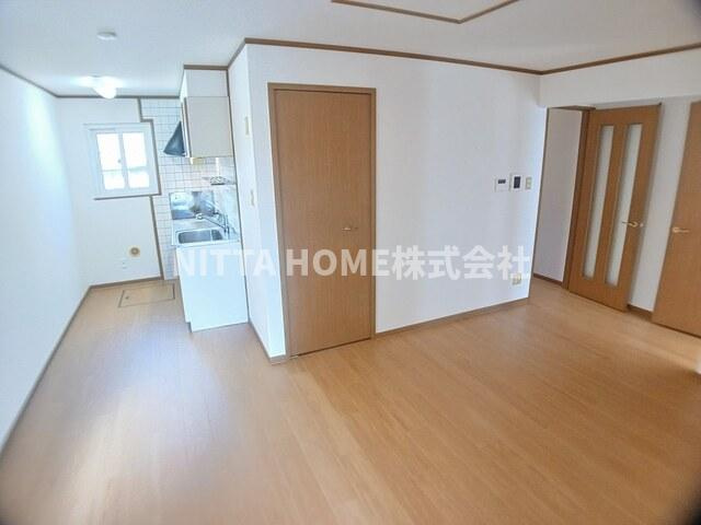 コモドカーサ・アヤⅠの居間・リビング|オープンタイプのキッチンになります＊