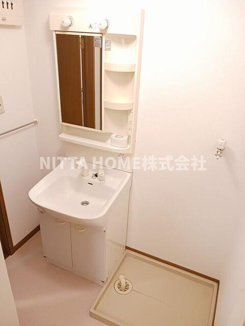 コモドカーサ・アヤⅠの洗面所|シャワー付きの洗面台になります(*^^*)