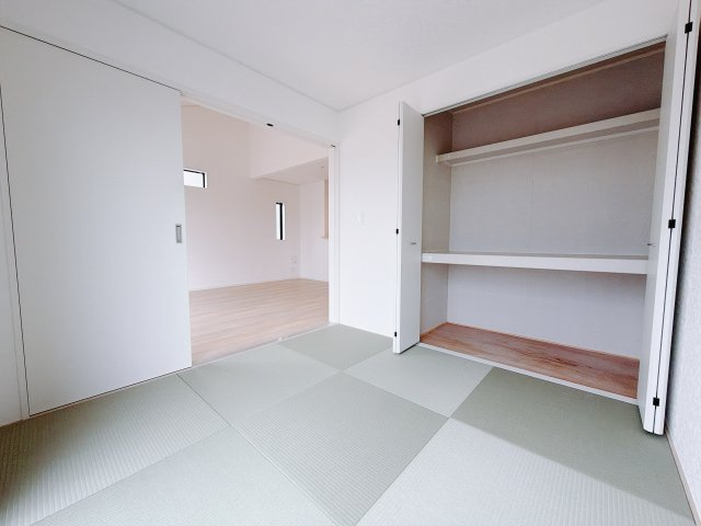 【新築戸建】前橋市河原浜町第3の和室|扉付きの和室なのでプライベートな空間にもなります。ご両親がお泊りになっても、ぬくもりを感じられる和室でゆっくりとお寛ぎいただけます♪