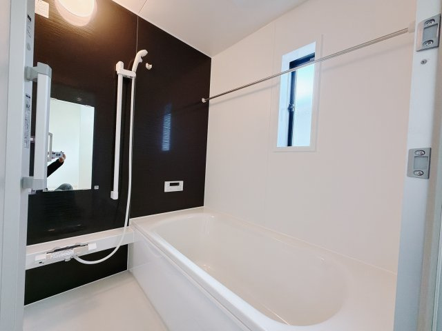 【新築戸建】前橋市河原浜町第3の浴室|1日の疲れを癒せるお風呂♪足がのばせるほど広いお風呂にはエコベンチも搭載！小さいお子様を座らせれば一緒にお風呂へ入っても安心。浴室暖房乾燥機付きなので洗濯物も乾かせます。