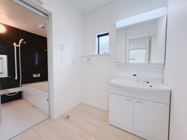 【新築戸建】前橋市河原浜町第3の独立洗面台|通常より広いタイプの洗面所になっています。のびのびと使える洗面所には寒い冬にストーブをおいても邪魔になりません♪