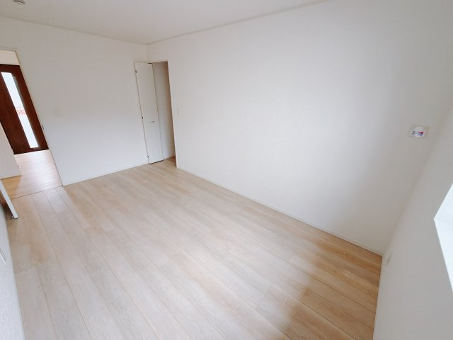 【新築戸建】前橋市河原浜町第3の洋室|「今日も一日お疲れ様」とご夫婦でゆったりくつろげる寝室。毎日の家事やお仕事に疲れた日はフカフカのベットで癒されてください。テレビや本棚をおいても快適な広さなのが自慢のお部屋です♪