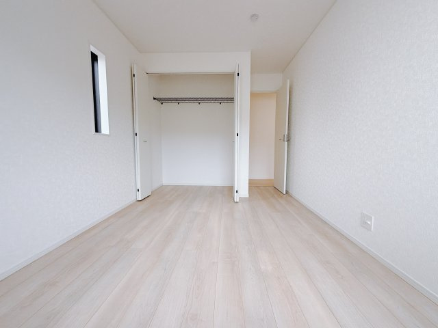 【新築戸建】前橋市河原浜町第3の洋室|ダブルベッドを置いても充分な広さを2Ｆのお部屋に設けております。お子様と家族みんなで寝るのも夢じゃありません♪窓からは光が差し込むので日中でも明るいお部屋です。