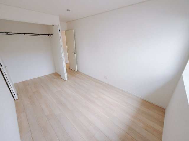 【新築戸建】前橋市河原浜町第3の洋室|お子様にとって初めての「自分だけのお部屋」。どんなお部屋にするのか楽しみになりますね♪こちらのお部屋は洋室になっているので、もし汚してしまっても簡単にお掃除できるので助かります。