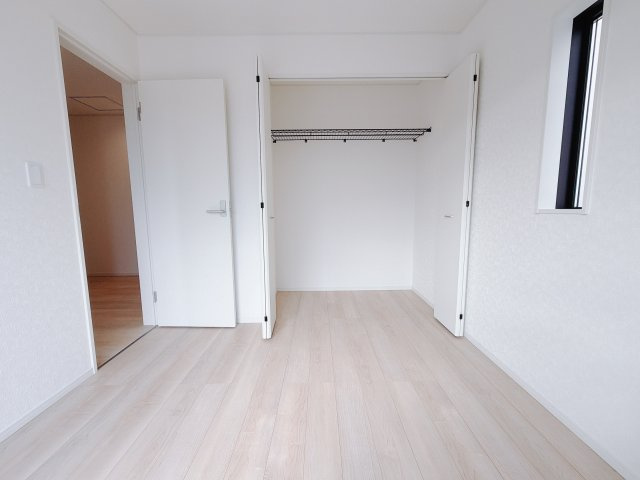 【新築戸建】前橋市河原浜町第3の収納|ママ友が来ても子供達には子供部屋で遊んでいてもらうことができます。ママ達はリビングで楽しくおしゃべりに華を咲かせながら気兼ねなく盛り上がれます♪