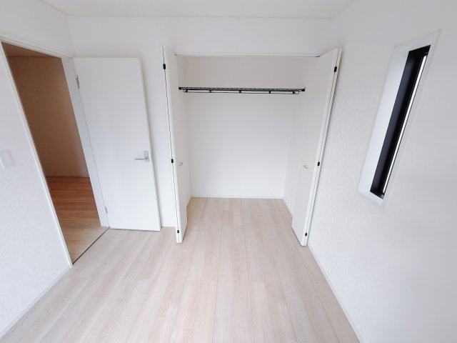 【新築戸建】前橋市河原浜町第3の洋室|「今日も一日お疲れ様」とご夫婦でゆったりくつろげる寝室。毎日の家事やお仕事に疲れた日はフカフカのベットで癒されてください。テレビや本棚をおいても快適な広さなのが自慢のお部屋です♪