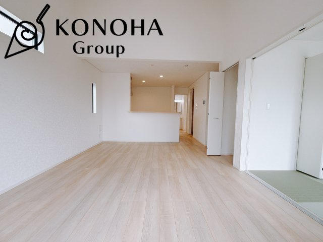 【新築戸建】前橋市河原浜町第3の居間・リビング|これから長く住むお家のリビングには毎日気持ちのいい日差しが差し込みます。ポカポカ日向ぼっこをしながらお昼寝をするのもいいですね♪明るいリビングに気分も晴れやかに♪