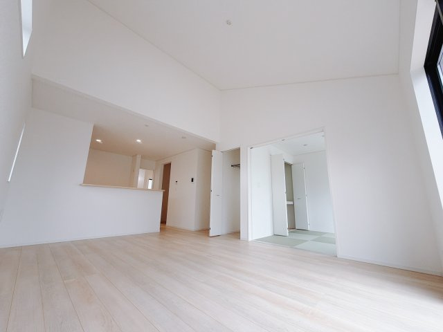 【新築戸建】前橋市河原浜町第3の居間・リビング|これから長く住むお家のリビングには毎日気持ちのいい日差しが差し込みます。ポカポカ日向ぼっこをしながらお昼寝をするのもいいですね♪明るいリビングに気分も晴れやかに♪