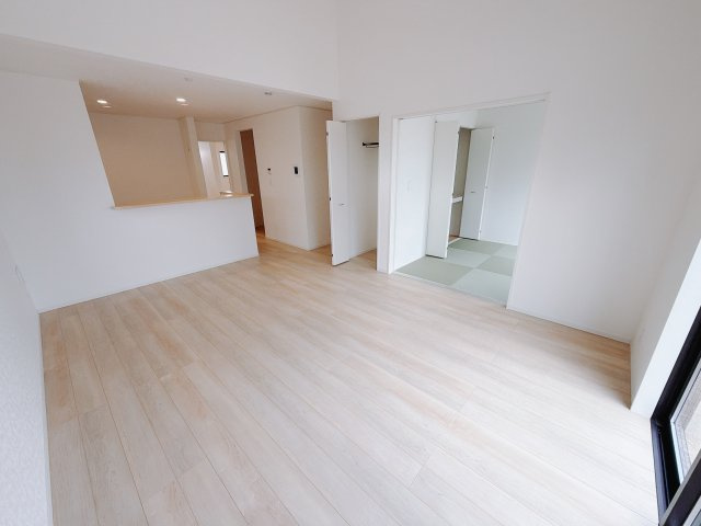 【新築戸建】前橋市河原浜町第3の居間・リビング|これから長く住むお家のリビングには毎日気持ちのいい日差しが差し込みます。ポカポカ日向ぼっこをしながらお昼寝をするのもいいですね♪明るいリビングに気分も晴れやかに♪