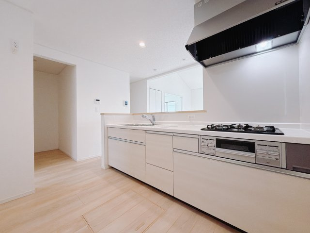 【新築戸建】前橋市河原浜町第3のキッチン|お料理をしながらお部屋を見渡せることができる対面キッチンを採用。コミュニケーションがとりやすく、家族の絆が深まります。今日の出来事をおしゃべりしながら楽しい時間をお過ごしください♪