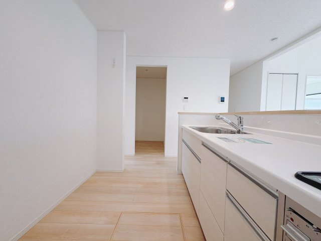 【新築戸建】前橋市河原浜町第3のその他|お料理ができたら「これ運んで～♪」と手渡しが出来ます。対面キッチンなのでリビングと一体感があり、広々とした空間の中で楽しく食事やお菓子作りが出来ますね♪