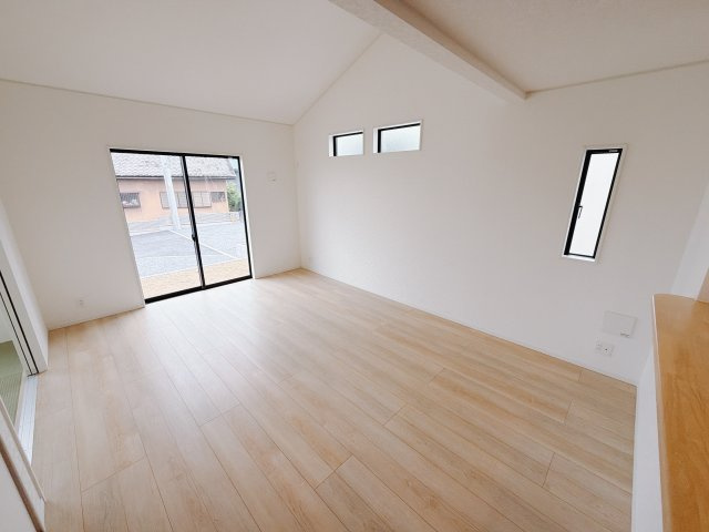 【新築戸建】前橋市河原浜町第3の洋室|これから長く住むお家のリビングには毎日気持ちのいい日差しが差し込みます。ポカポカ日向ぼっこをしながらお昼寝をするのもいいですね♪明るいリビングに気分も晴れやかに♪