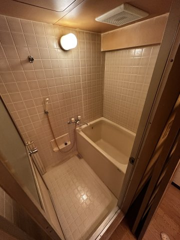 グランドヴィラ三先の浴室