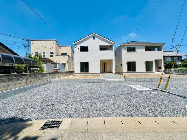 前橋市女屋町の前面道路含む現地写真|駐車スペース広々♪