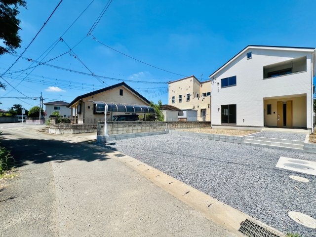 前橋市女屋町の前面道路含む現地写真|間口も広く駐車が苦手な方にもおススメ！