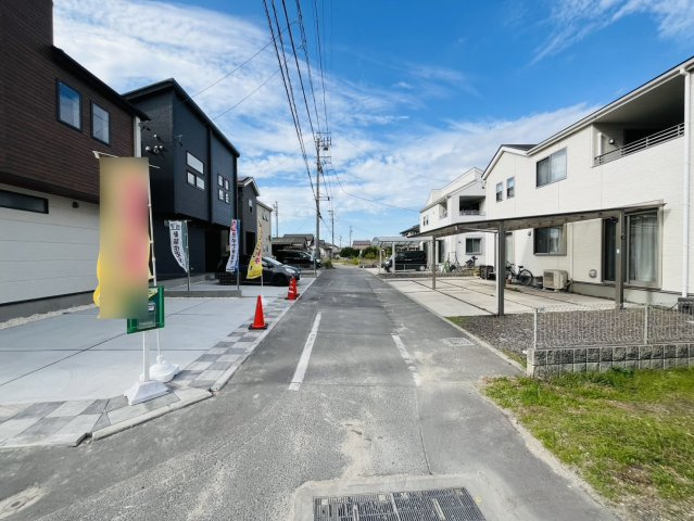 知多市八幡荒井1番1『仲介手数料無料』新築戸建ての前面道路含む現地写真
