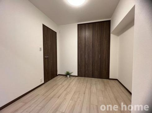 オリエント新大阪アーバンライフの洋室|◆約6.9帖洋室です！木目の床×白いクロスとベーシックな内装で、様々な家具との相性はバッチリ！お好みの空間づくりを楽しめます！