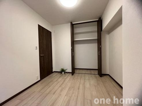 オリエント新大阪アーバンライフの洋室|◆約6.9帖洋室にはハンガーパイプ×枕棚付きのクローゼットのクローゼット完備！しっかり収納ができ、住空間を有効活用できます！