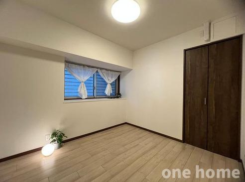 オリエント新大阪アーバンライフの洋室|◆約4.7帖洋室です！出窓があり、お好みの植物を置くなど楽しめます！
◆【即日内覧会開催中】土日はもちろん！平日の仕事終わりの内覧も可能です！