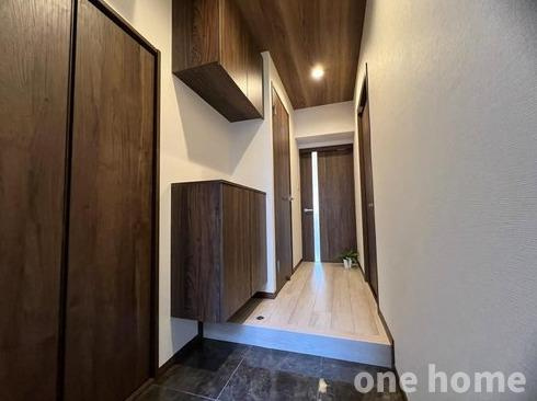 オリエント新大阪アーバンライフの玄関|◆玄関にはシューズボックス完備！棚部分は鍵置場としたり、お好みのインテリアを置くなど、お好みの空間づくりを楽しめます♪