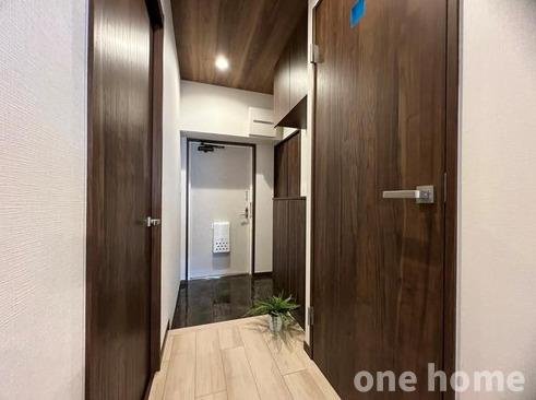 オリエント新大阪アーバンライフの玄関|◆建具は落ち着いた木目で統一され、洗練された印象の玄関です！
◆令和7年7月フルリノベーション完了！手直しなしでお住まいいただけます！