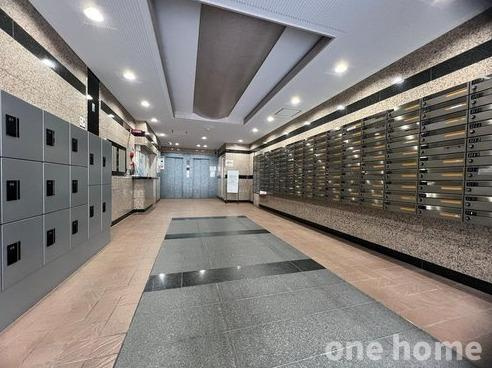 オリエント新大阪アーバンライフのエントランス|◆留守でも荷物の受け取りができる宅配ボックス完備！ネット通販が多い方、必須アイテムですね！