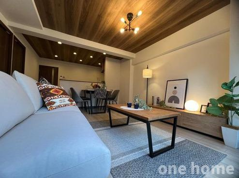 オリエント新大阪アーバンライフの居間・リビング|◆LDKは天井にも木目のクロスが施され、ダウンライトがお洒落な空間を演出してくれます♪
◆【即日内覧会開催中】ご自宅や最寄り駅などで送迎が可能です。ご希望をお申し付けください！