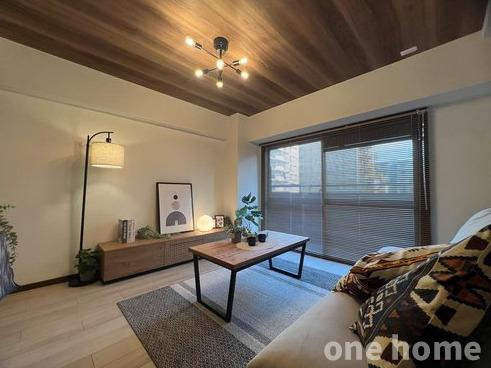 オリエント新大阪アーバンライフの居間・リビング|◆LDKは天井にも木目のクロスが施され、ダウンライトがお洒落な空間を演出してくれます♪
◆【即日内覧会開催中】ご自宅や最寄り駅などで送迎が可能です。ご希望をお申し付けください！