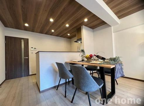 オリエント新大阪アーバンライフの居間・リビング|◆キッチンは人気の対面式です！お料理をしながら家族との時間を共有できます♪