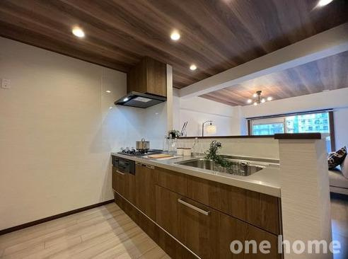 オリエント新大阪アーバンライフのキッチン|◆お部屋の内装と合った木目のシステムキッチンです！新調済！
◆時短のマストアイテム食洗機完備です！