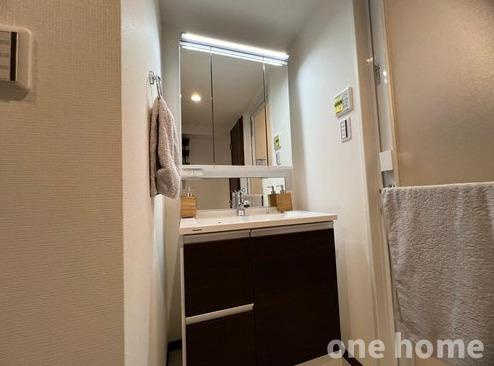 オリエント新大阪アーバンライフの洗面所|◆新調された三面鏡の洗面化粧台です！ミドルミラー付きで、空間に広がりを感じさせ、洗練された印象を与えてくれます♪