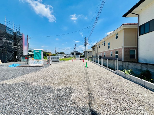 前橋市下細井町の前面道路含む現地写真|敷地内で駐車も楽々♪