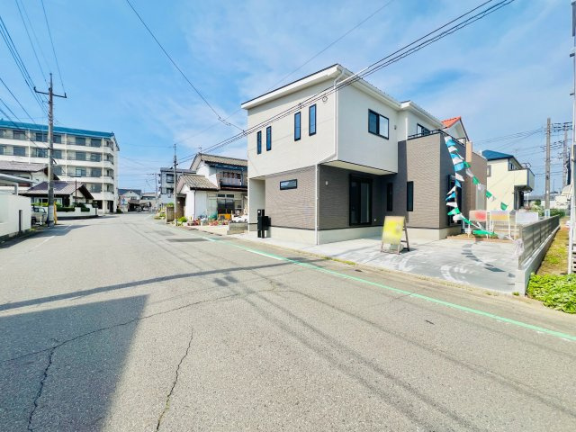 前橋市六供町の前面道路含む現地写真|閑静な住宅地で駐車も楽々♪