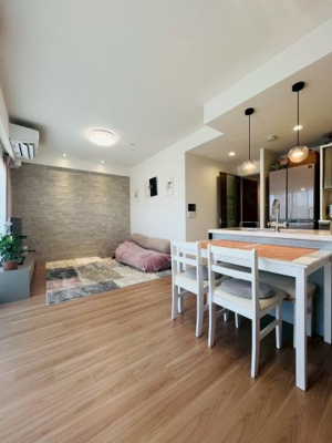 【居間・リビング】 | レイシアコート平野長原パークサイトリッジ | LDK（約14.3帖）：LDKは家族が集う大切な空間。東向きのバルコニーに面しており、明るい空間です。