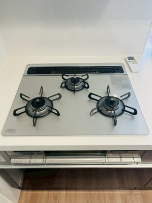 【キッチン】 | レイシアコート平野長原パークサイトリッジ | 効率的な調理が可能な三口コンロです。