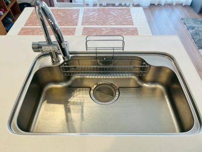 【キッチン】 | レイシアコート平野長原パークサイトリッジ | 水切りカゴ付きのキッチンシンク。