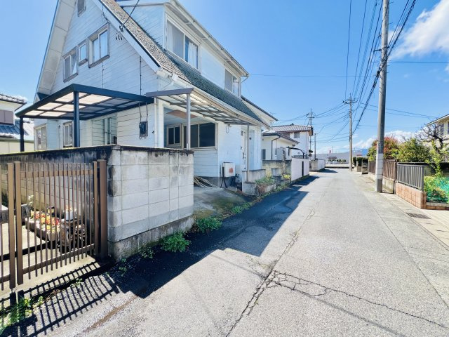 前橋市龍蔵寺町中古住宅の前面道路含む現地写真|閑静な住宅地で駐車も楽々♪