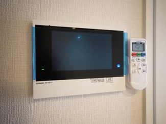 【セキュリティ】 | コンフォリア・リヴ大阪本町 | モニター付きインターフォンです。
