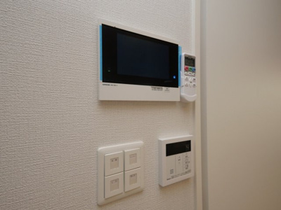 【セキュリティ】 | コンフォリア・リヴ大阪本町 | モニター付きインターフォンです。