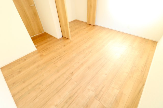 【洋室】 | 富士見市羽沢1丁目　新築一戸建住宅　全3棟　(ふじみ野店) | 日当たり良好で、収納も完備されています！
