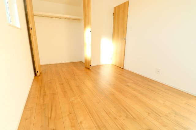 【洋室】 | 富士見市羽沢1丁目　新築一戸建住宅　全3棟　(ふじみ野店) | 日当たり良好で、収納も完備されています！