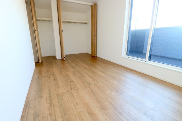 【洋室】 | 富士見市羽沢1丁目　新築一戸建住宅　全3棟　(ふじみ野店) | 日当たり良好で、収納も完備されています！