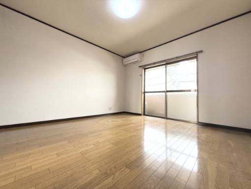 コスモスメゾンII｜インターネットが無料で使える賃貸物件の居間・リビング