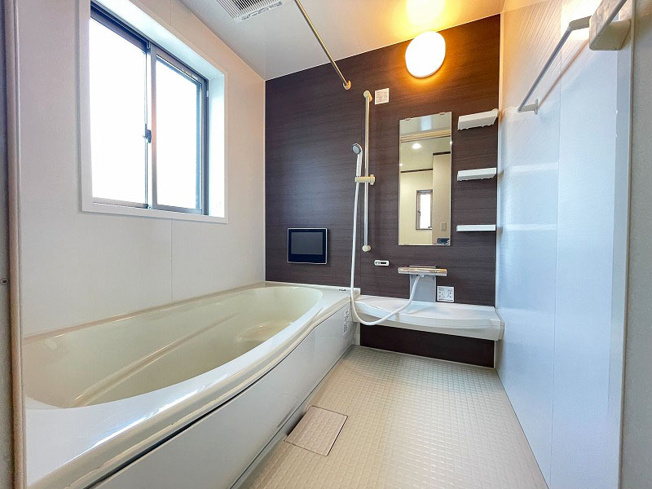 【浴室】 | ふじみ野市苗間　中古一戸建住宅　(ふじみ野店) | 1日の疲れを癒すバスルーム。
ベンチタイプの浴槽は半身浴にもお勧めです。