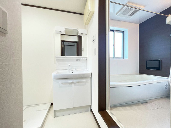 【洗面所】 | ふじみ野市苗間　中古一戸建住宅　(ふじみ野店) | 身支度のしやすい三面鏡付き洗面化粧台。
収納力が高く、スキンケア用品や歯ブラシ等の小物もすっきりと収納できます。