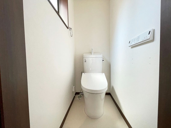 【トイレ】 | ふじみ野市苗間　中古一戸建住宅　(ふじみ野店) | トイレは2か所にございます。
窓のあるトイレは換気がしやすく、新鮮な空気を取り込みます。