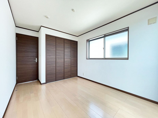 【洋室】 | ふじみ野市苗間　中古一戸建住宅　(ふじみ野店) | 洋室約6.0帖。
南東側にはバルコニーがございます。
二面彩光の明るい洋室です。