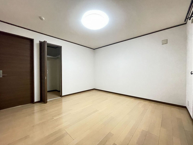 【収納】 | ふじみ野市苗間　中古一戸建住宅　(ふじみ野店) | 納戸約8.0帖
たっぷりと収納できる納戸はお荷物が多くても安心！
収納スペースだけでなく、書斎やお子様の遊び部屋等にもご活用できます。